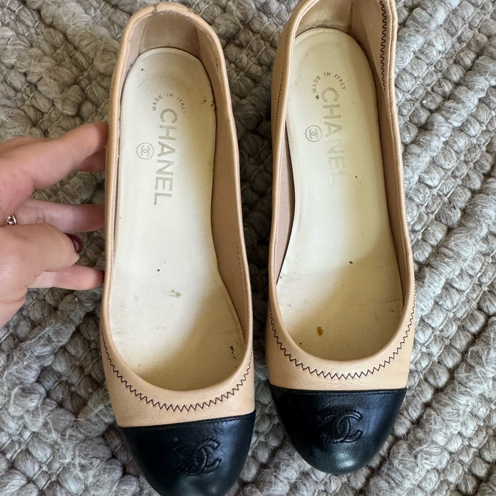 CHANEL Two-Tone Beige and Black Flats - Picture 4 of 8